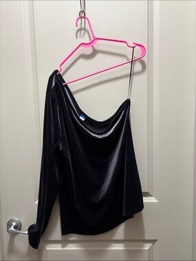 CLOSET CLEAN OUT - Old Navy Black One-Shoulder Top